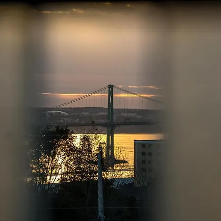 Sunrise View - Spa-Inspired Guestroom, Halifax Rooftop Home-3